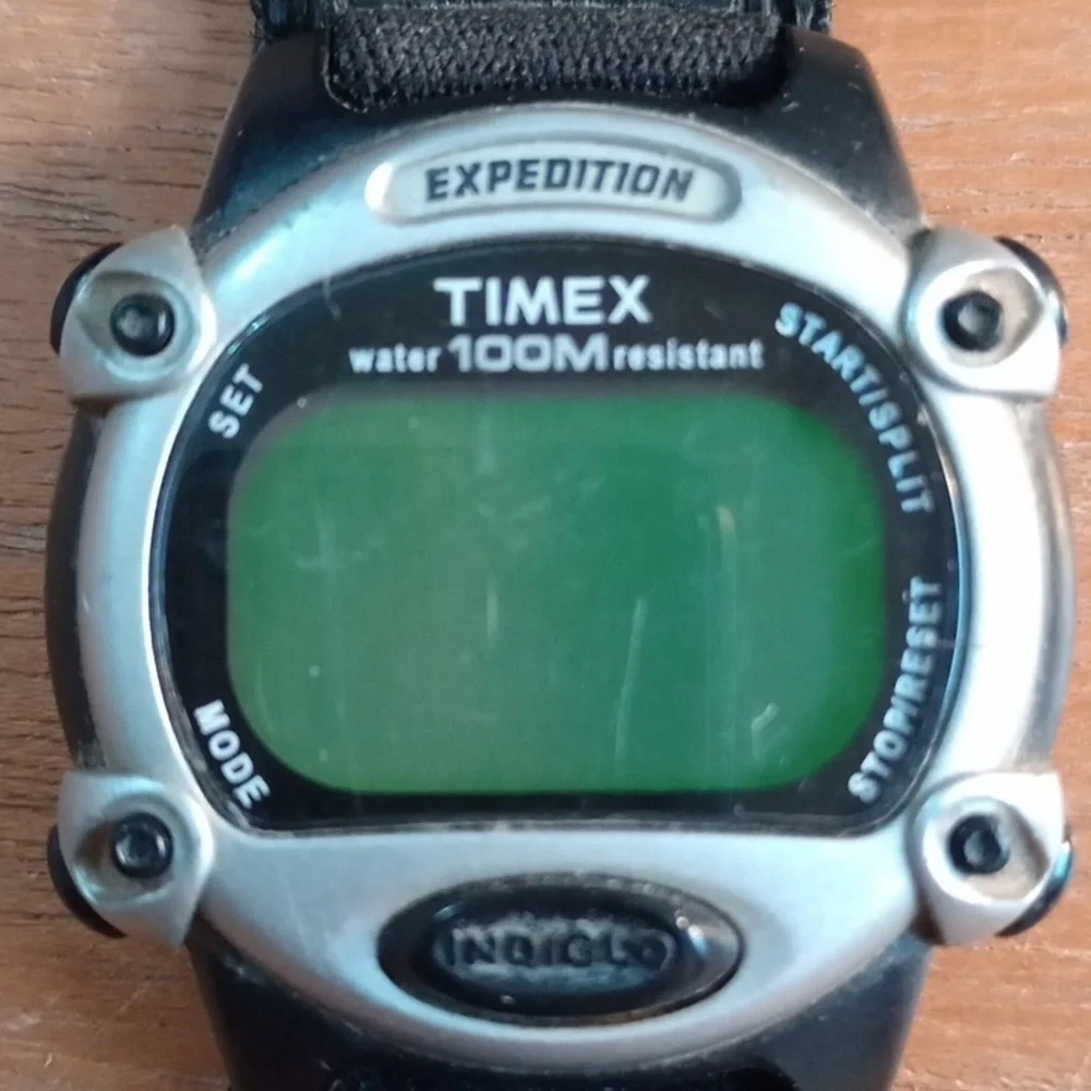 Timex expedition, vintage, needs batteries (W020)